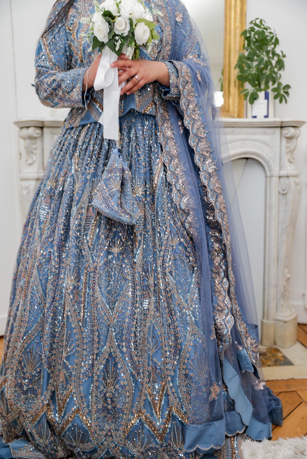 Lehenga bleue claire sur de la tulle brodé